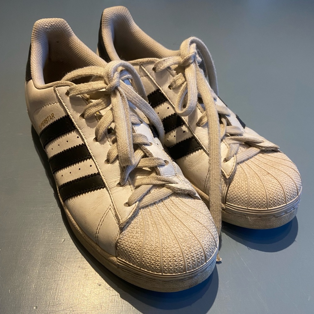 Men’s size 7 adidas sneakers.
